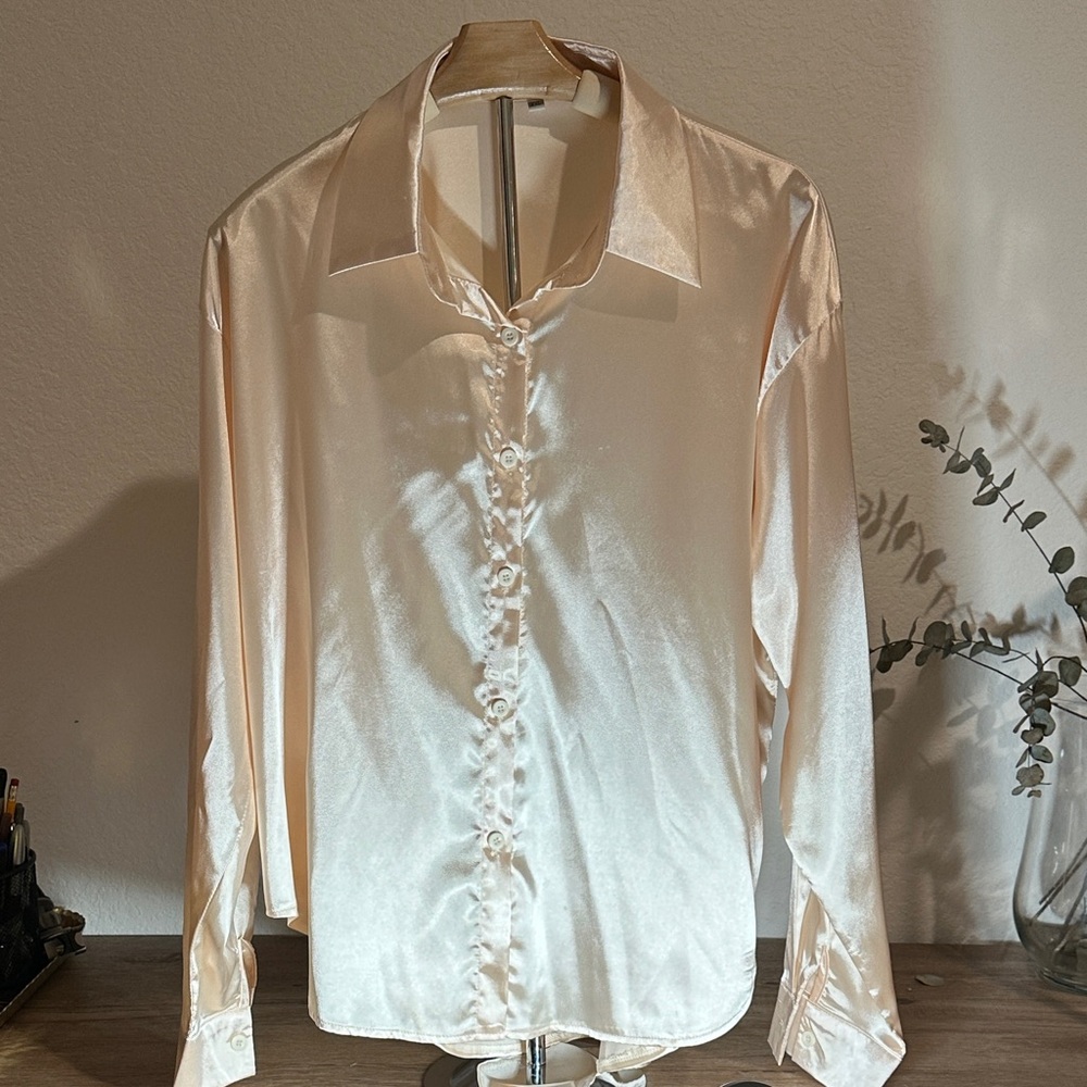 Elegant Women's Cream Satin Blouse. SIZE 2XL